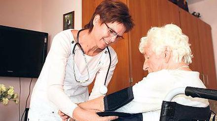 Zuhörerin. Maike Schulz pflegt die 94-jährige Irmgard Matzdorf.
