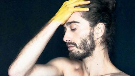 Er mag es, zu spielen. Mickaël Phelippeau geht gern mit dem absichtslosen Ernst von Kindern an seine Tanz-Projekte heran, er probiert herum und gibt seinen Tänzern Raum, sich zu entfalten.