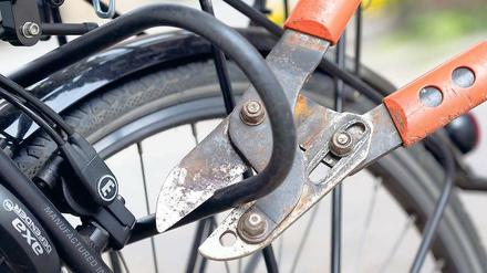 Ohne Skrupel. Die Zahl der Fahrraddiebstähle in Potsdam ist rasant angestiegen. Die Täter schlagen selbst in Fahrradgeschäften zu. Verbraucherschützer, Stadt und Polizei raten zur Vorsicht.