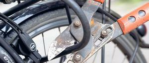 Ohne Skrupel. Die Zahl der Fahrraddiebstähle in Potsdam ist rasant angestiegen. Die Täter schlagen selbst in Fahrradgeschäften zu. Verbraucherschützer, Stadt und Polizei raten zur Vorsicht.