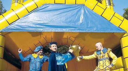 Sportliches Theater. Wenn das Wetter mitspielt, dann toben sich die drei Schauspieler die ganze Inszenierung über in der großen Hüpfburg auf der Bismarckhöhe aus.