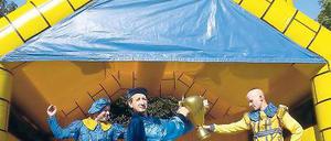 Sportliches Theater. Wenn das Wetter mitspielt, dann toben sich die drei Schauspieler die ganze Inszenierung über in der großen Hüpfburg auf der Bismarckhöhe aus.