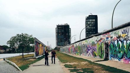 Umstritten. Hochhaus an der East Side Gallery.