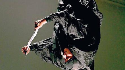 Dem Terror mit Tortur begegnen. Nezaket Ekici hat sich zwar in einen schwarzen Tschador gehüllt, ihr Blick auf den Islam ist aber alles andere als schwarz-weiß. Ihr geht es in ihrer Kunst immer auch darum, starke Bilder zu erzeugen.