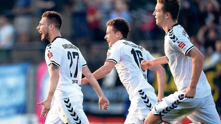 Nach dem ersten Treffer der Saison. Torschütze Maximilian Zimmer (l.) traf nach 35 Minuten zur verdienten Führung und legte damit den Grundstein für den 2:0-Heimsieg am gestrigen Freitag. Leon Hellwig (M.) und Jakub Petrik (r.) versuchen ihn einzufangen.