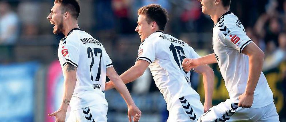 Nach dem ersten Treffer der Saison. Torschütze Maximilian Zimmer (l.) traf nach 35 Minuten zur verdienten Führung und legte damit den Grundstein für den 2:0-Heimsieg am gestrigen Freitag. Leon Hellwig (M.) und Jakub Petrik (r.) versuchen ihn einzufangen.