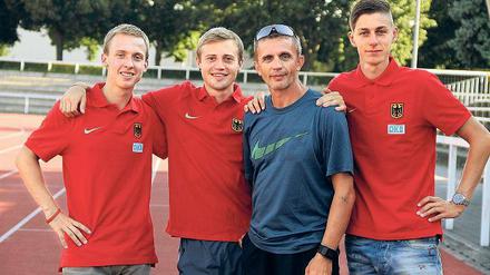 Sie können schnell gehen: Hagen Pohle (l.), Nils Glogau und Christopher Linke (r.) mit ihrem Trainer Ronald Weigel vor ihrem Start zur Europameisterschaft in Zürich.
