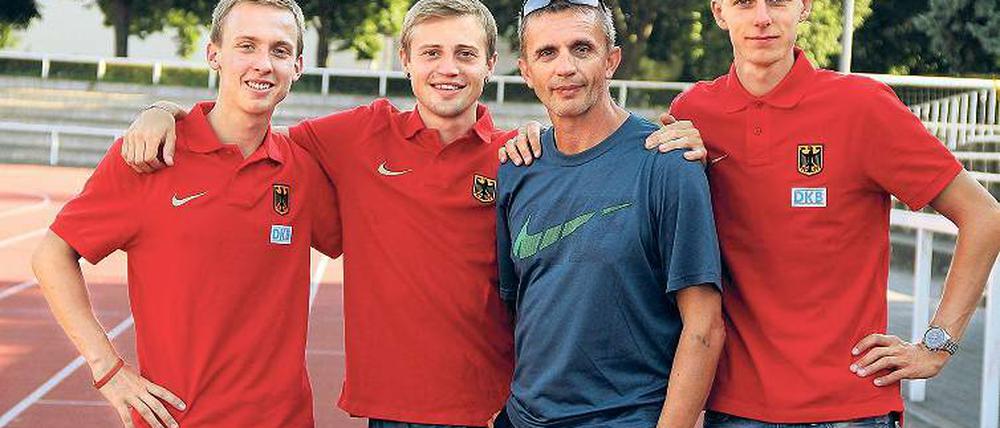 Sie können schnell gehen: Hagen Pohle (l.), Nils Glogau und Christopher Linke (r.) mit ihrem Trainer Ronald Weigel vor ihrem Start zur Europameisterschaft in Zürich.