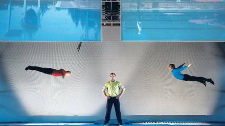 Immer in Bewegung. Auf zwei verbundenen Trampolinen springen die Mitglieder der Gruppe Kombinat für ihre neue Show.