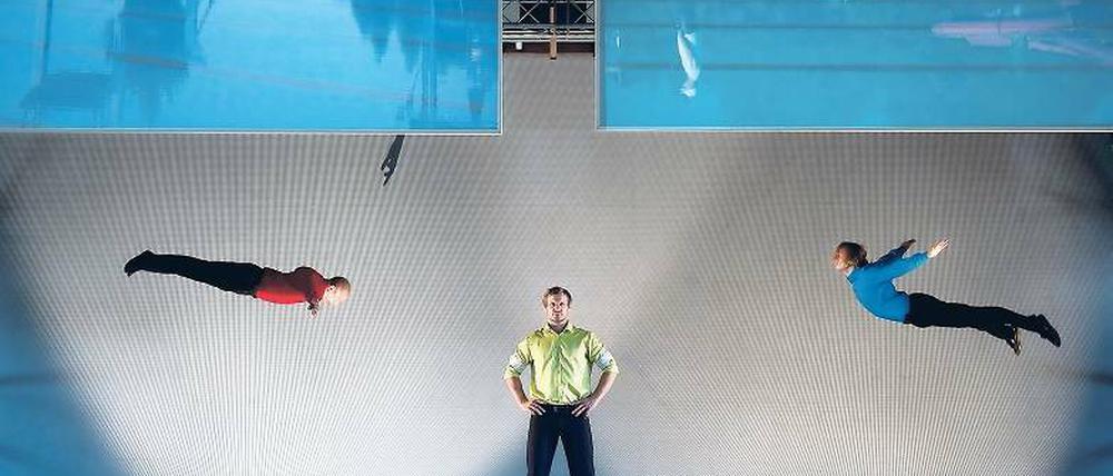 Immer in Bewegung. Auf zwei verbundenen Trampolinen springen die Mitglieder der Gruppe Kombinat für ihre neue Show.