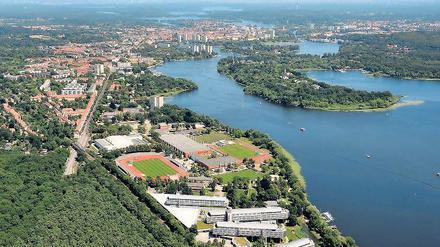 Viele Baustellen in einem. Werferhalle, Parkhaus, Leichtathletikhalle. Der Luftschiffhafen wird aufwendig umgestaltet.