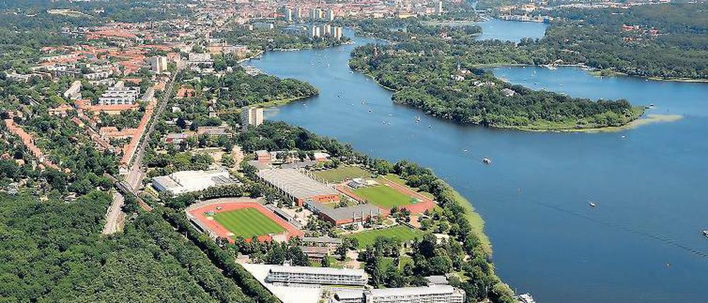 Viele Baustellen in einem. Werferhalle, Parkhaus, Leichtathletikhalle. Der Luftschiffhafen wird aufwendig umgestaltet.