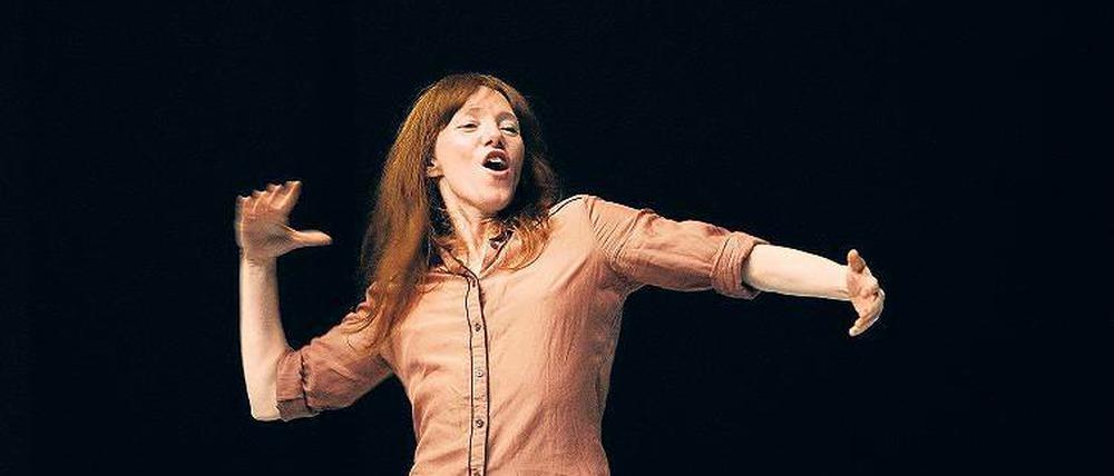 Geschichten erzählen. Die griechische Tänzerin und Choreografin Kat Válastur arbeitet in der „fabrik“ an ihrem neuen Stück.