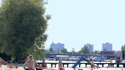 Bewacht. Für die Sicherheit der Badenden sorgt – zumindest an den offiziellen Badestellen – in Potsdam die Wasserwacht. Badetote gab es bislang nicht zu beklagen – sollte der Vermisste im Schlänitzsee tatsächlich ums Leben gekommen sein, wäre er der erste. Um die Sicherheit auf den Wasserstraßen kümmert sich die Polizei. Bei Kontrollen hat sie dieses Jahr deutlich mehr Verstöße festgestellt.