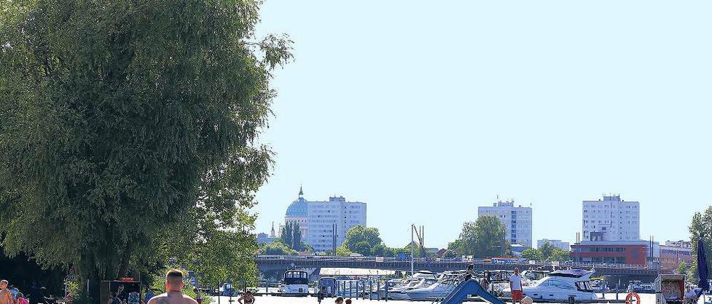 Bewacht. Für die Sicherheit der Badenden sorgt – zumindest an den offiziellen Badestellen – in Potsdam die Wasserwacht. Badetote gab es bislang nicht zu beklagen – sollte der Vermisste im Schlänitzsee tatsächlich ums Leben gekommen sein, wäre er der erste. Um die Sicherheit auf den Wasserstraßen kümmert sich die Polizei. Bei Kontrollen hat sie dieses Jahr deutlich mehr Verstöße festgestellt.