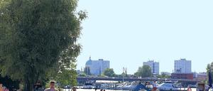 Bewacht. Für die Sicherheit der Badenden sorgt – zumindest an den offiziellen Badestellen – in Potsdam die Wasserwacht. Badetote gab es bislang nicht zu beklagen – sollte der Vermisste im Schlänitzsee tatsächlich ums Leben gekommen sein, wäre er der erste. Um die Sicherheit auf den Wasserstraßen kümmert sich die Polizei. Bei Kontrollen hat sie dieses Jahr deutlich mehr Verstöße festgestellt.