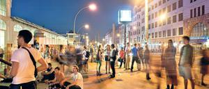 Mut zur Brücke. An der Warschauer Straße geht es die ganze Nacht lang rund. Clubs, Kneipen und Läden haben sich aufs Partyvolk eingerichtet.