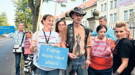 Protest. Seit 25 Jahren warten die früheren DDR-Heimkinder auf die Anerkennung geschehenen Unrechts – bisher vergebens. Am Mittwoch demonstrierten Betroffene in Potsdam.