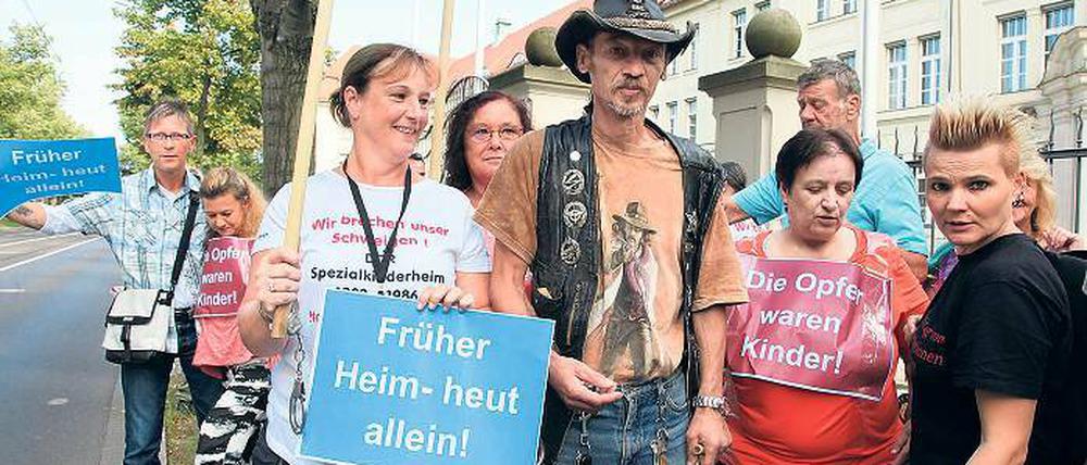 Protest. Seit 25 Jahren warten die früheren DDR-Heimkinder auf die Anerkennung geschehenen Unrechts – bisher vergebens. Am Mittwoch demonstrierten Betroffene in Potsdam.