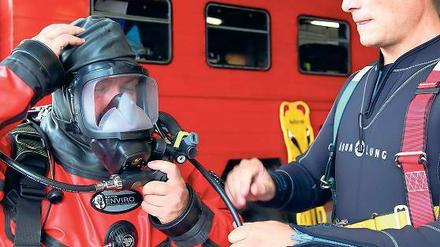 Tauchspezialisten. Feuerwehrleute K. Kiekebusch (l.) und A. Herper (r.).