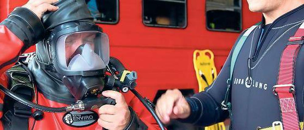 Tauchspezialisten. Feuerwehrleute K. Kiekebusch (l.) und A. Herper (r.).