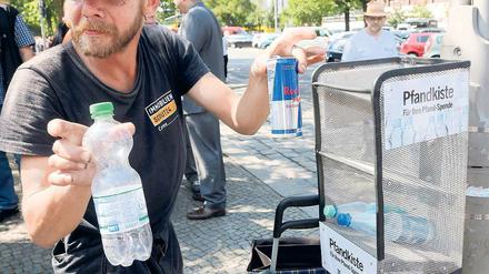 Einfach zugreifen. Am Zoo können Passanten Flaschen für Bedürftige ablegen.