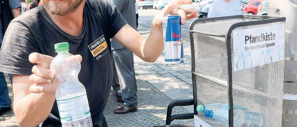 Einfach zugreifen. Am Zoo können Passanten Flaschen für Bedürftige ablegen.