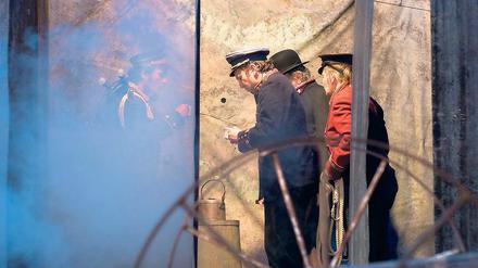 Unters Rad gekommen. Der Verlust von allem Materiellen kann bei Brecht nicht in Leichtigkeit enden – sondern muss zwangsläufig auch mit dem Leben bezahlt werden.