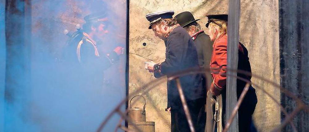 Unters Rad gekommen. Der Verlust von allem Materiellen kann bei Brecht nicht in Leichtigkeit enden – sondern muss zwangsläufig auch mit dem Leben bezahlt werden.