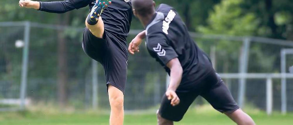 Gladrow macht eine gute Figur. Der Keeper des SV Babelsberg 03 hatte beim gestrigen Abschlusstraining vor der Regionalliga-Partie gegen den Berliner AK am heutigen Freitag auch außerhalb seines Tores sichtlich Spaß – unter anderem gegen Rafael Makangu.