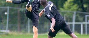 Gladrow macht eine gute Figur. Der Keeper des SV Babelsberg 03 hatte beim gestrigen Abschlusstraining vor der Regionalliga-Partie gegen den Berliner AK am heutigen Freitag auch außerhalb seines Tores sichtlich Spaß – unter anderem gegen Rafael Makangu.