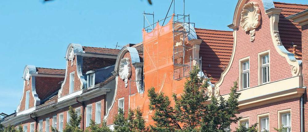 Sanierungsarbeiten im Holländischen Viertel in Potsdam. Brandenburgs Immobilienmarkt bleibt weiter zweigeteilt in puncto Nachfrage und Preise. Objekte in Potsdam und rund um Berlin sind teuer und begehrt.