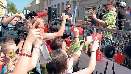 Zehn Tage Party in Werders Alstadt. Das Massenspektakel gefällt hier nicht jedem. Die Insel wird zum Baumblütenfest für Autos gesperrt, ohne dass die Bewohner jemals zu ihrer Meinung befragt worden wären.