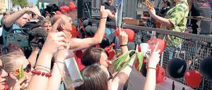 Zehn Tage Party in Werders Alstadt. Das Massenspektakel gefällt hier nicht jedem. Die Insel wird zum Baumblütenfest für Autos gesperrt, ohne dass die Bewohner jemals zu ihrer Meinung befragt worden wären.