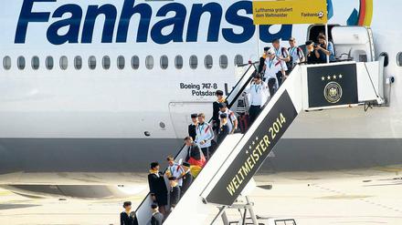 Fliegende Motivation. Die „Potsdam“ soll Jogis Jungs bis 2016 Mut machen.