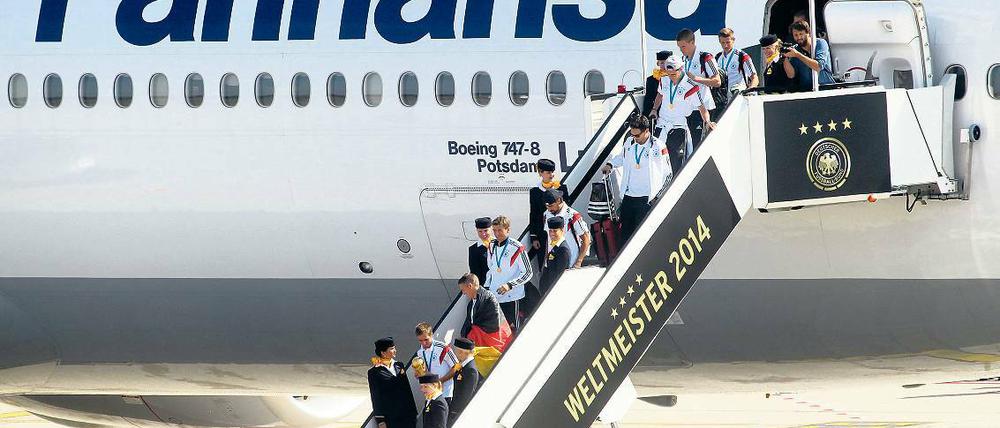 Fliegende Motivation. Die „Potsdam“ soll Jogis Jungs bis 2016 Mut machen.