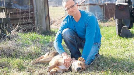 Landliebe. Michael Schierack mit Hund Arthos. Für sein Privatleben bleibt nur wenig Zeit. Wann er seine Kinder sieht? „Schwierig, schwierig, schwierig“, sagt er.