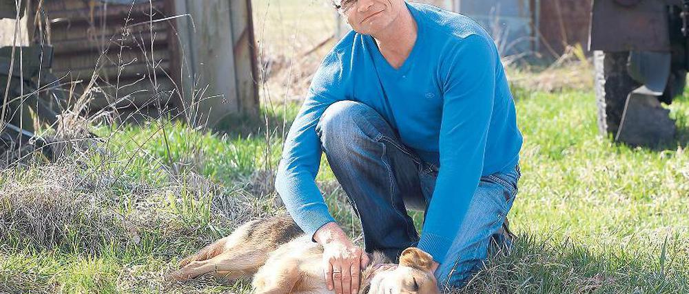 Landliebe. Michael Schierack mit Hund Arthos. Für sein Privatleben bleibt nur wenig Zeit. Wann er seine Kinder sieht? „Schwierig, schwierig, schwierig“, sagt er.