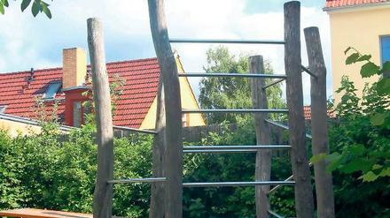 Exklusiv. Offiziell dürfen auf diesem Klettergerüst nur Kinder spielen, deren Eltern zu der Eigentümergesellschaft gehören.