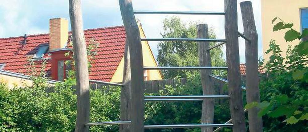 Exklusiv. Offiziell dürfen auf diesem Klettergerüst nur Kinder spielen, deren Eltern zu der Eigentümergesellschaft gehören.