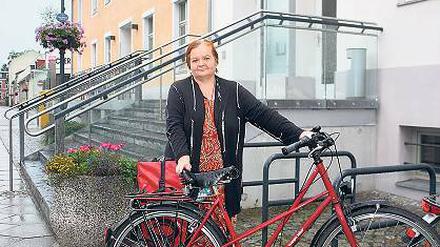 Teltows gute Seele. Elisabeth Camin fährt mit dem Rad zu Streitenden.