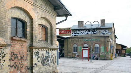 Willkommen in Werder. Mehr als 4 500 Fahrgäste steigen hier täglich ein und aus. Im denkmalgeschützten Bahnhofsgebäude gibt es noch einen Imbiss und ein Gebrauchtmöbelhaus, der Rest steht leer. Möglicherweise zieht die Tourismuszentrale der Stadt einmal in den Bahnhof, andere Mieter werden gesucht.
