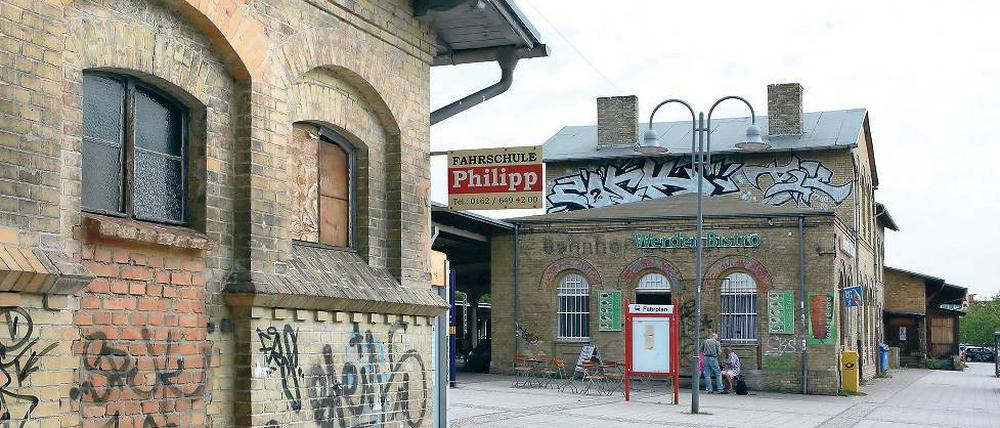 Willkommen in Werder. Mehr als 4 500 Fahrgäste steigen hier täglich ein und aus. Im denkmalgeschützten Bahnhofsgebäude gibt es noch einen Imbiss und ein Gebrauchtmöbelhaus, der Rest steht leer. Möglicherweise zieht die Tourismuszentrale der Stadt einmal in den Bahnhof, andere Mieter werden gesucht.