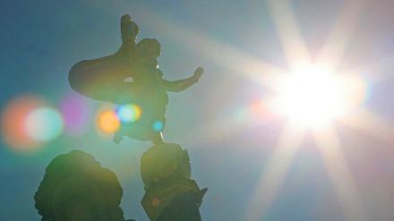 Vitaminschub. Im Sommer hat das Sonnenlicht ausreichend UVB-Strahlung, um die Vitamin-D-Synthese im menschlichen Körper anzuregen.