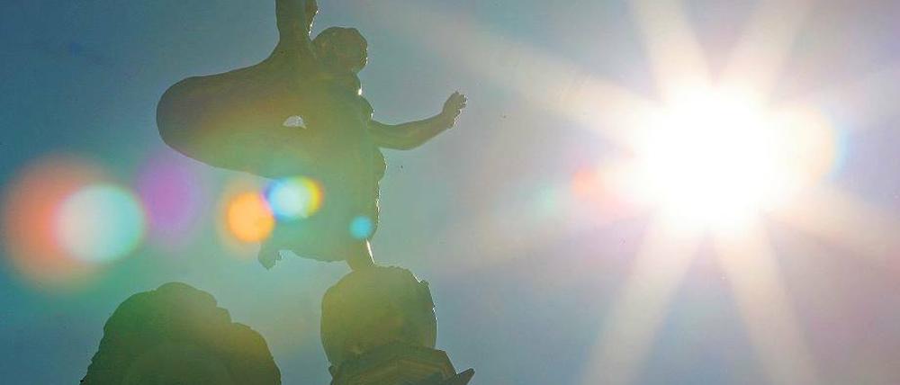 Vitaminschub. Im Sommer hat das Sonnenlicht ausreichend UVB-Strahlung, um die Vitamin-D-Synthese im menschlichen Körper anzuregen.