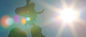 Vitaminschub. Im Sommer hat das Sonnenlicht ausreichend UVB-Strahlung, um die Vitamin-D-Synthese im menschlichen Körper anzuregen.