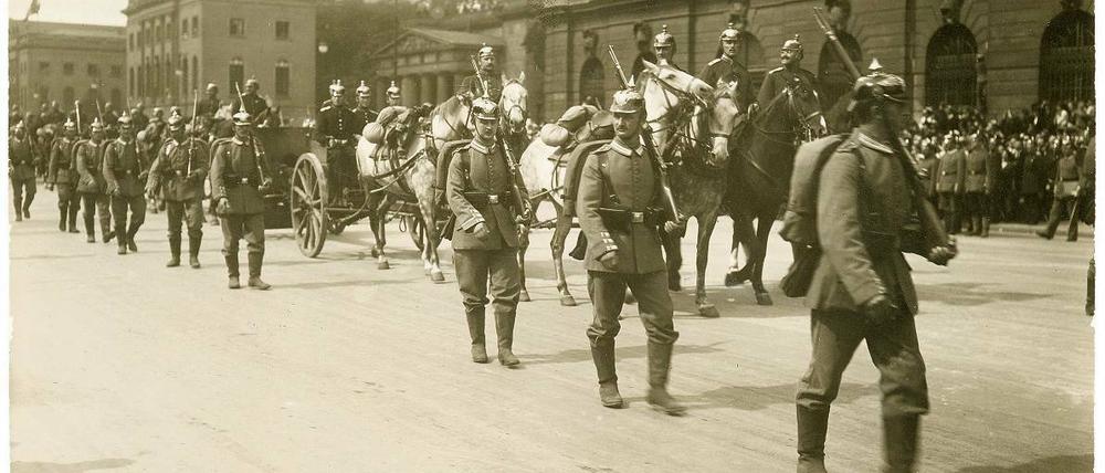 Auf dem Weg an die Front. Bilder wie diese mit abrückenden Soldaten Unter den Linden waren vor 100 Jahren Alltag in Berlin. Auf einen brauchbaren Stahlhelm musste das Heer noch bis 1916 warten.