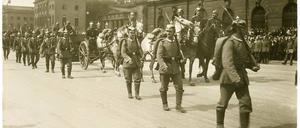 Auf dem Weg an die Front. Bilder wie diese mit abrückenden Soldaten Unter den Linden waren vor 100 Jahren Alltag in Berlin. Auf einen brauchbaren Stahlhelm musste das Heer noch bis 1916 warten.