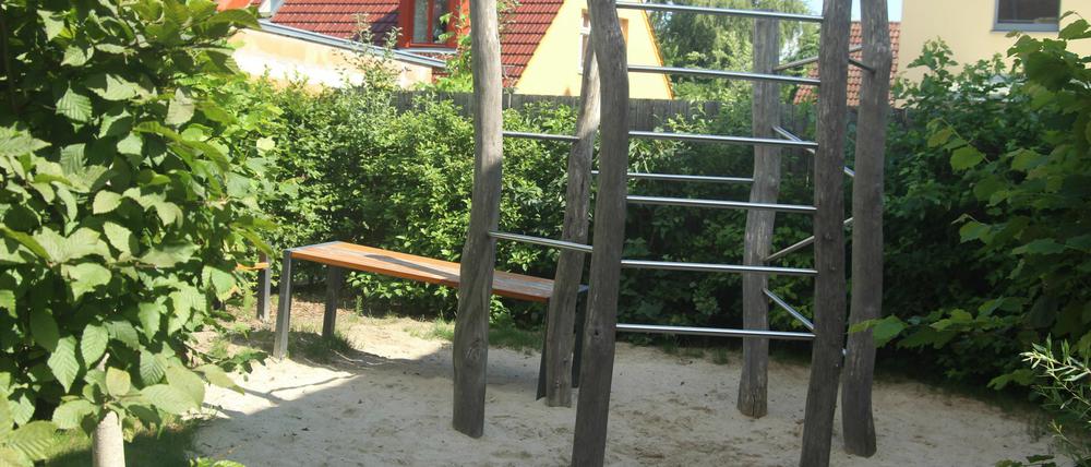 Exklusiv. Offiziell dürfen auf diesem Klettergerüst nur Kinder spielen, deren Eltern zur Eigentümergesellschaft gehören.