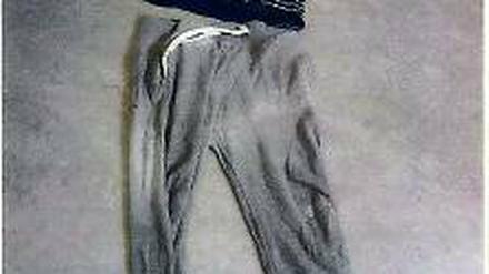 Die Fundstücke. Zeugen fanden Hose und Hemd am Seeufer.